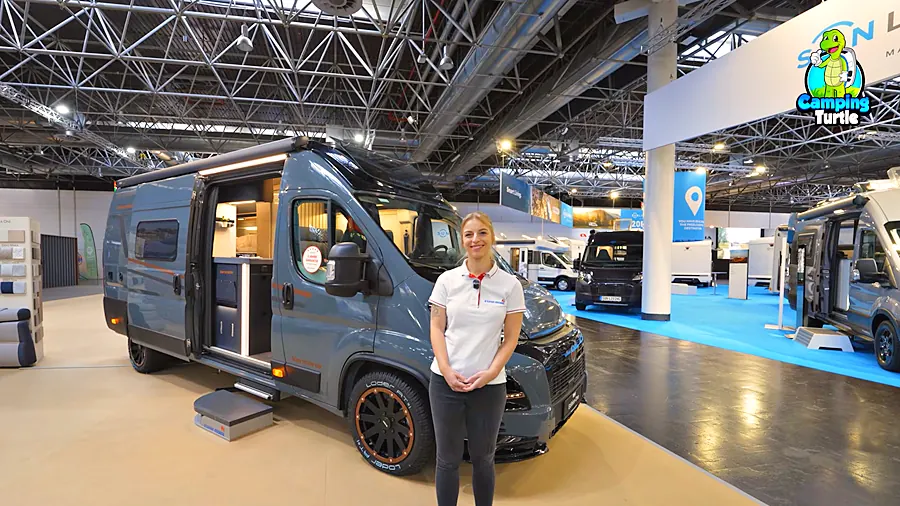 Mareike Müller, Produktmanagerin bei Eura Mobil, vor dem Vancona EV 635 HB Edition One auf dem Caravan Salon 2026