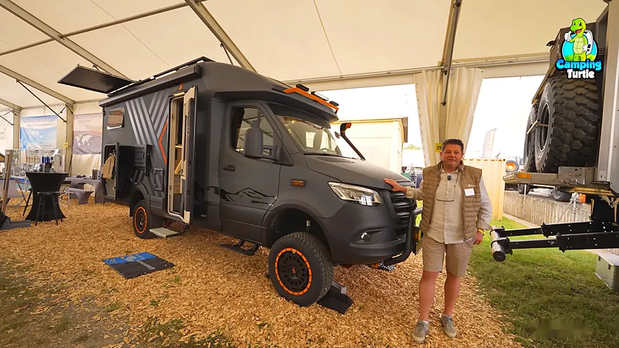 Marco Abel von Auto Service Abel neben dem Eura Mobil Xtura Xplorer auf der Abenteuer & Allrad 2026