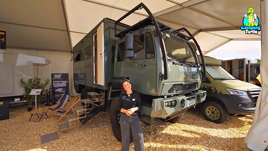 Catharina Bottenberg, Geschäftsführerin von X4Quadrat, vor dem EXCAP Steyr 12M25 mit X4Quadrat-Kabine auf der Abenteuer & Allrad 2026