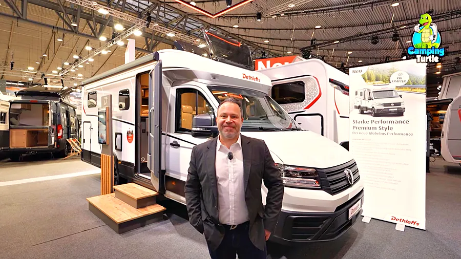Florian Pietrzak, Leiter des Dethleffs Produktmanagements, vor dem Globebus Performance T46 auf der CMT 2026