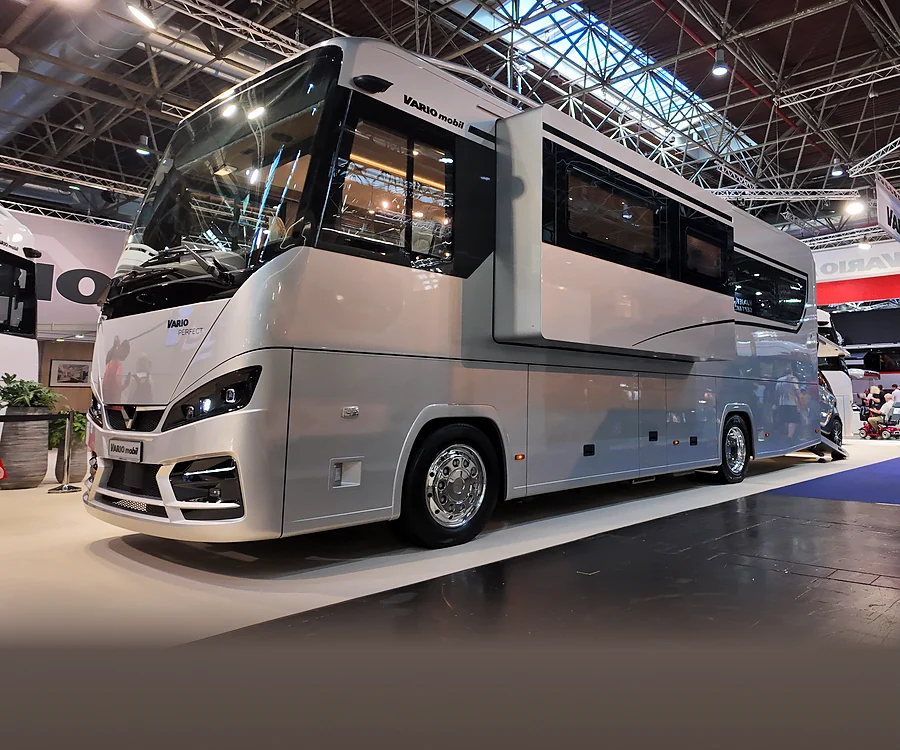 Reisemobil in Busbauweise mit Slide-out auf einem Messestand