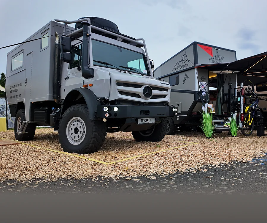 Expeditionsmobil auf Unimog-Basis auf einem Messegelände