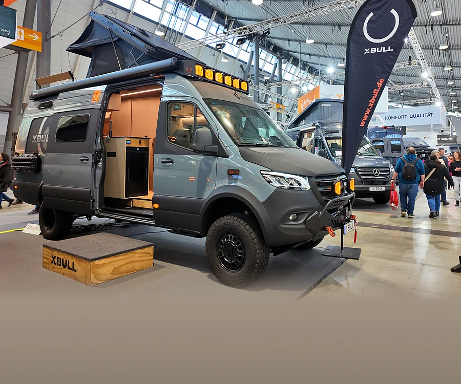 Allrad-Kastenwagen mit Aufstelldach auf einem Messestand