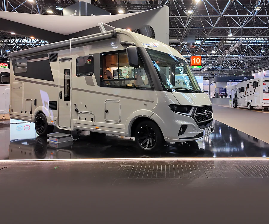 Integriertes Wohnmobil auf einem Messestand