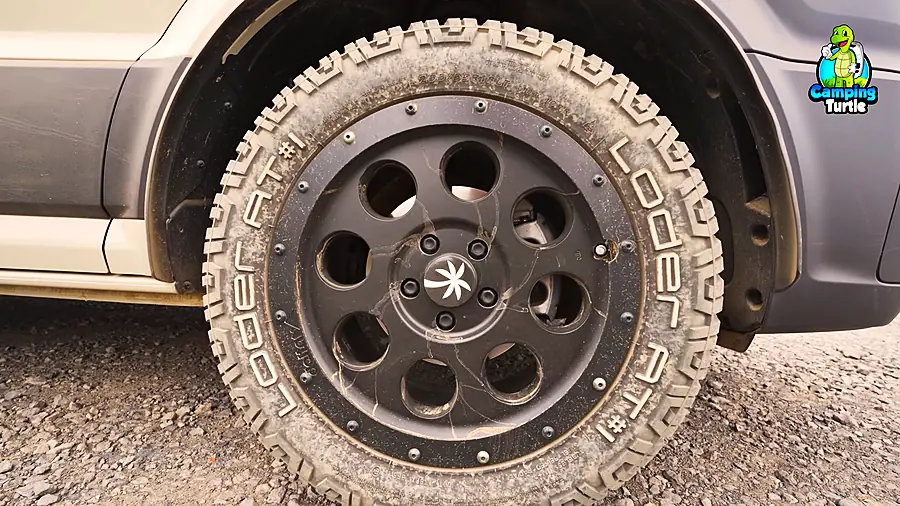 Alufelge von delta4x4 mit Felgenschutzring und Loder-AT#1-Reifen am Sunlight IBEX 604D