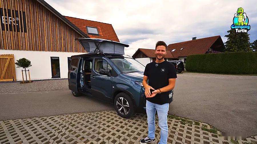 Tobias Menig, Geschäftsführer von VANDERER, vor dem VANDERER One mit geöffnetem Schlafdach