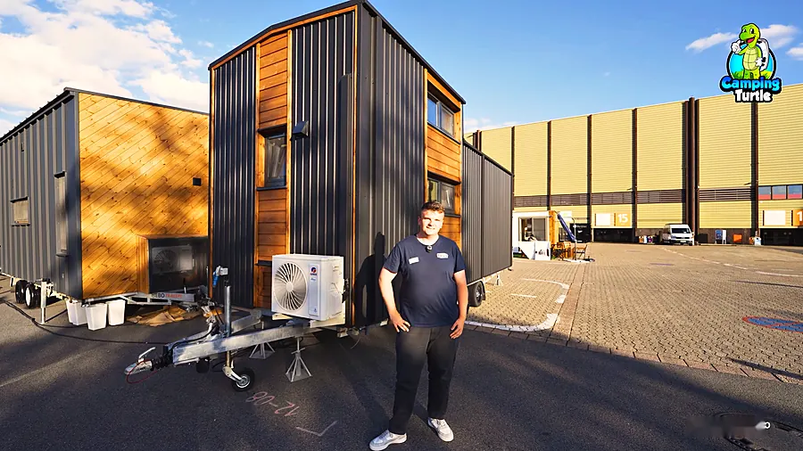 Vincent Schlue von weiro vor dem Tiny House weiroESCAPE auf dem Caravan Salon 2026