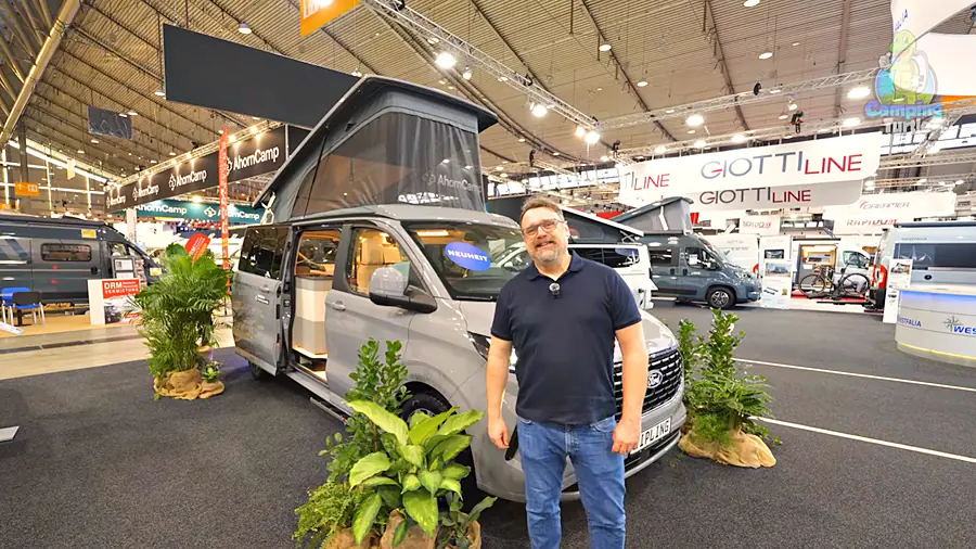 Tiemo Etzold vor dem Westfalia Kipling mit geöffnetem Aufstelldach auf der CMT 2026