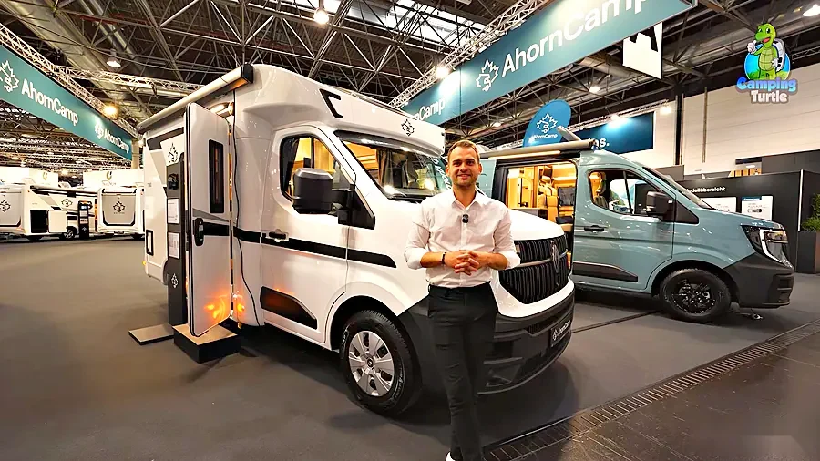 Timo Hoecker von Ahorn Camp steht vor dem Teilintegrierten T 590 auf dem Caravan Salon