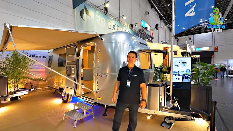 Armin Heun, Geschäftsführer von Airstream Germany, vor dem Airstream World Traveler 22 auf dem Caravan Salon 2025