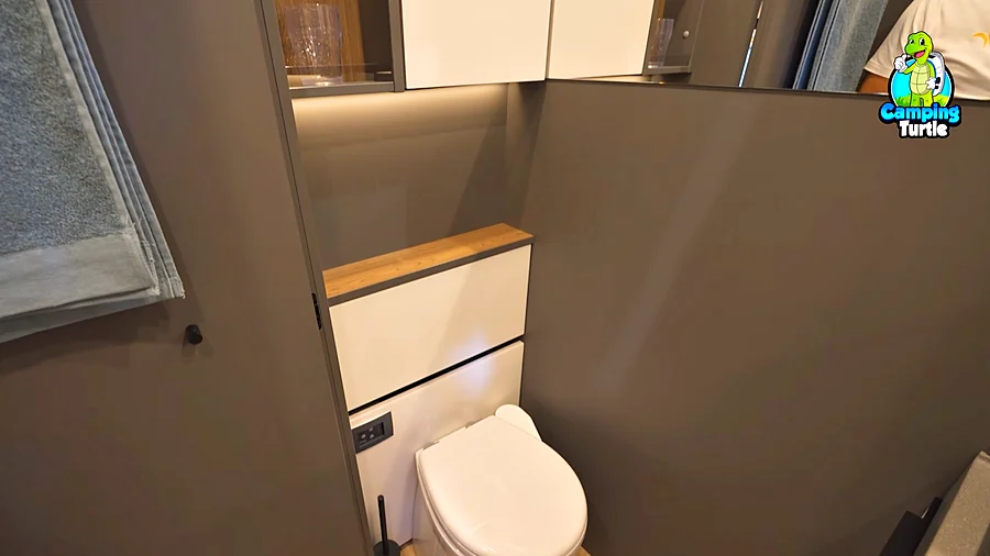 Festtank-WC im Bad des Arto 84