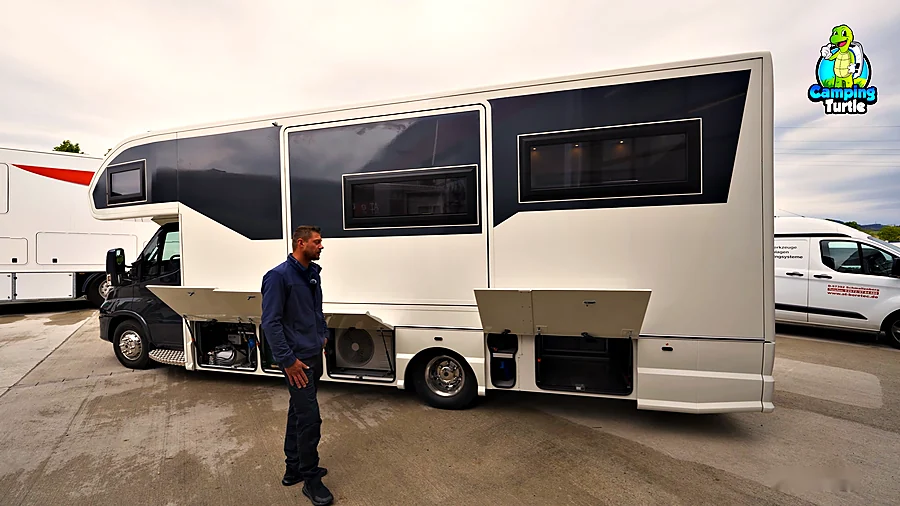 Fahrerseite des ATventure 870 mit geöffneten Staufachklappen, Daniel Tigges davor