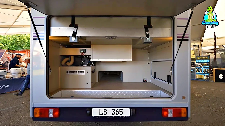 Geöffnete Heckklappe des bimobil LB 365 mit Blick in das Durchladefach