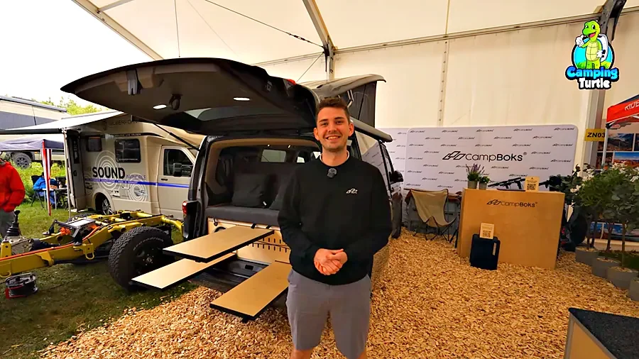 Mitgründer Paul Schneider vor einem VW T7 mit eingebauter CampBoks 2.0 und ausgezogenen Sitzbänken