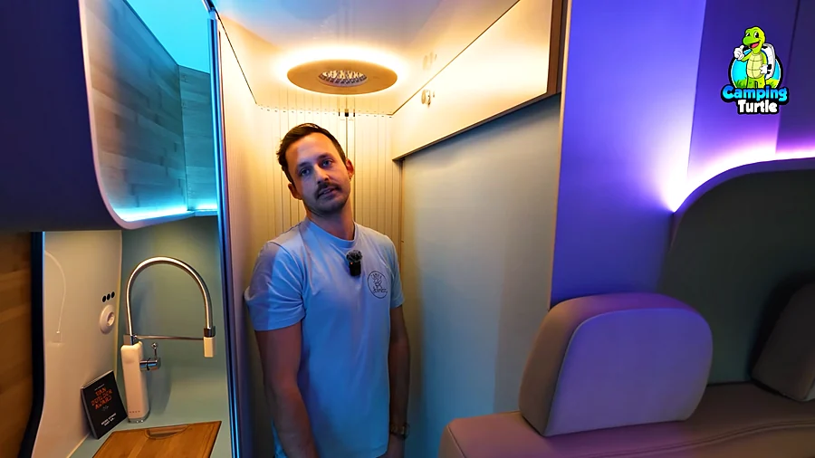 Christian Dinraths steht im Durchgangsbad unter der Regendusche in der Decke, hinter ihm das Rollo.