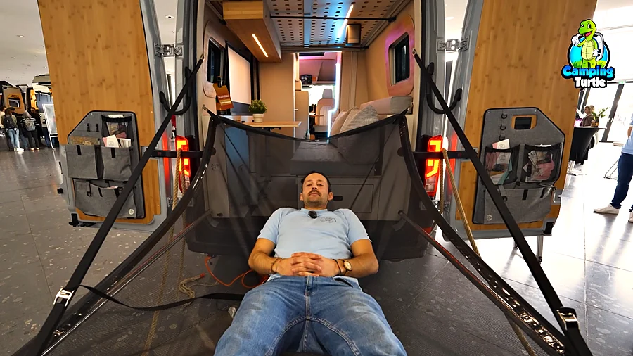 Christian Dinraths liegt im Soul Floater hinter den geöffneten Hecktüren.
