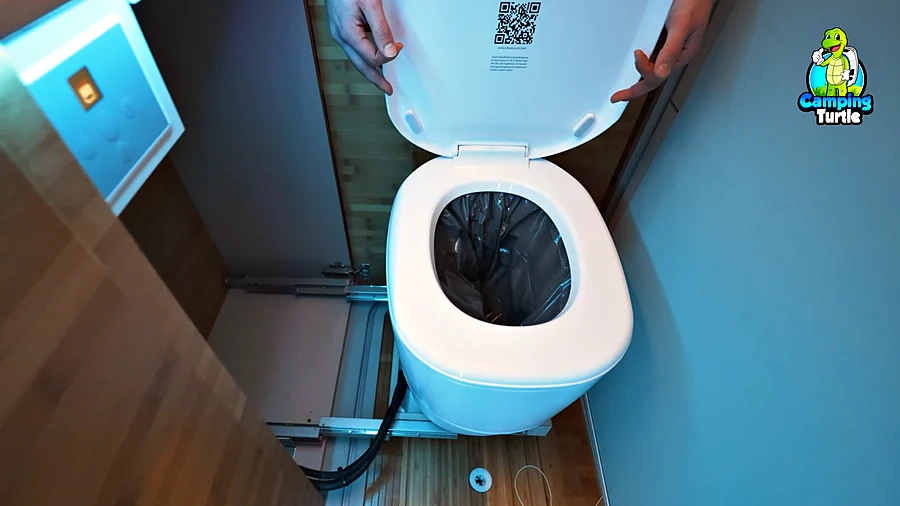 Clesana-Toilette, die auf Schienen aus einem Schrank auf die Duschtasse aus Bambus gezogen ist.