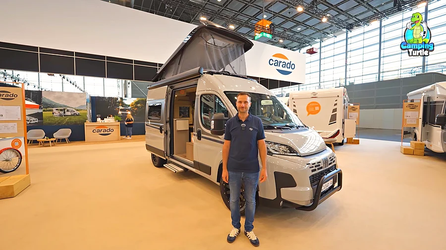 Rainer Wingart steht vor dem grauen Carado CV541 pro mit geöffnetem Aufstelldach auf dem Caravan Salon 2025.