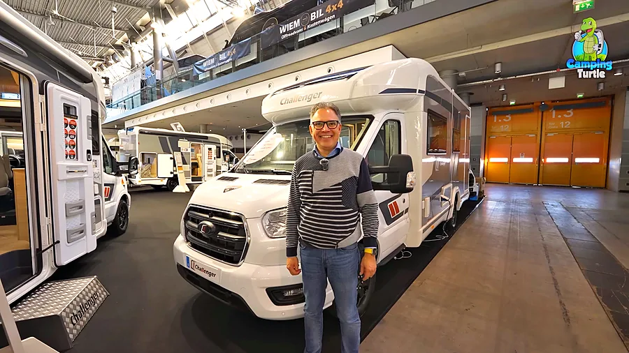 Karsten Straeter vor dem Challenger 270 Etape Edition auf der CMT 2025