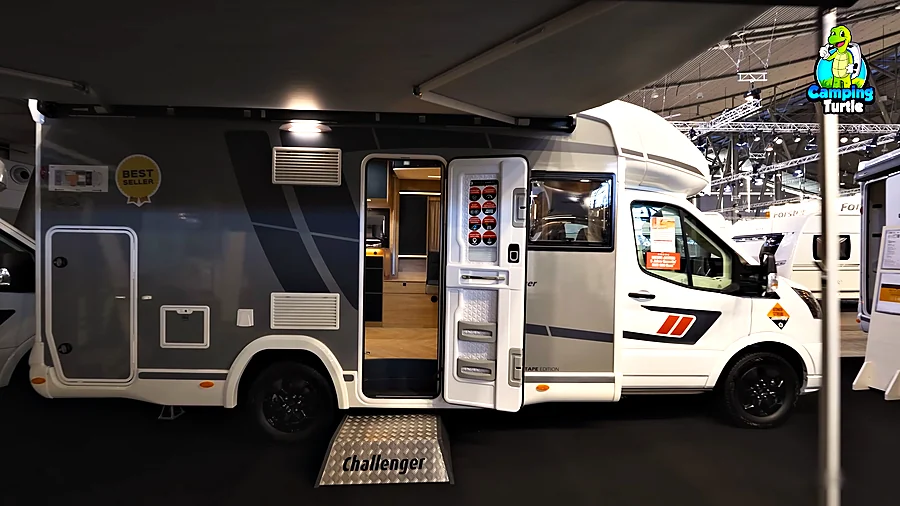 Beifahrerseite des Challenger 270 Etape Edition mit grauer GFK-Außenhaut und Markise