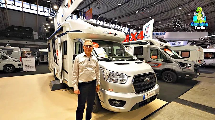 Karsten Straeter steht auf der CMT 2026 vor dem Teilintegrierten Challenger 317 Cosy Edition auf Ford Transit