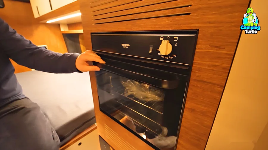 Gasbackofen Thetford Duplex im Hochschrank neben dem Bett, Griff passend lackiert