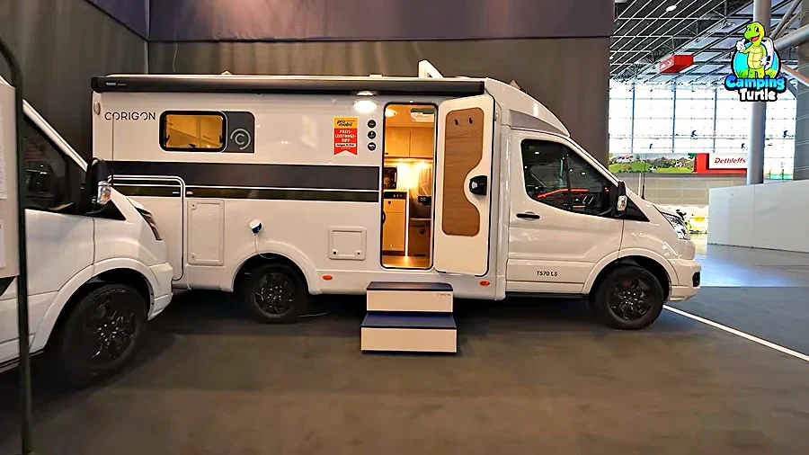Corigon TS 70 LS von der Seite mit geöffneter Aufbautür und Trittstufe auf der Messe