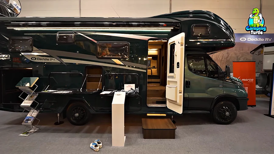 Beifahrerseite des Deddle RV Carbonic Liner 78 mit offener Aufbautür und geöffneten Außenklappen.
