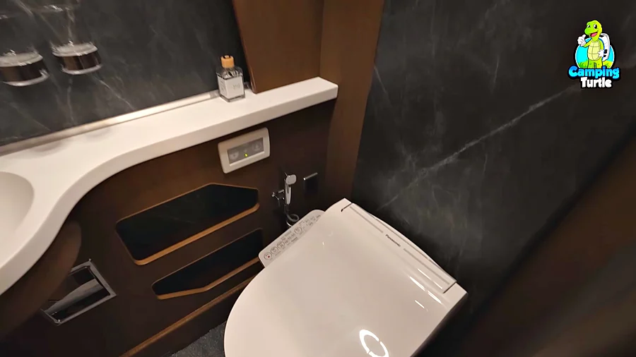 Smart Toilet von Panasonic mit Bedienfeld am Sitz neben dem Waschbecken.