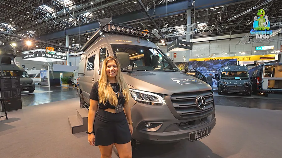 Swantje Krüger von Dovra steht lächelnd vor dem matt grauen Dovra RIG X-610 auf dem Caravan Salon