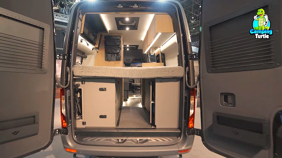 Offene Hecktüren des Dovra RIG X-610 mit Querbett und Stauraum darunter