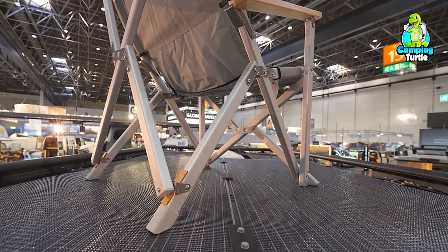 Campingstuhl auf den begehbaren Solarmodulen auf dem Dach des Dovra RIG X-610
