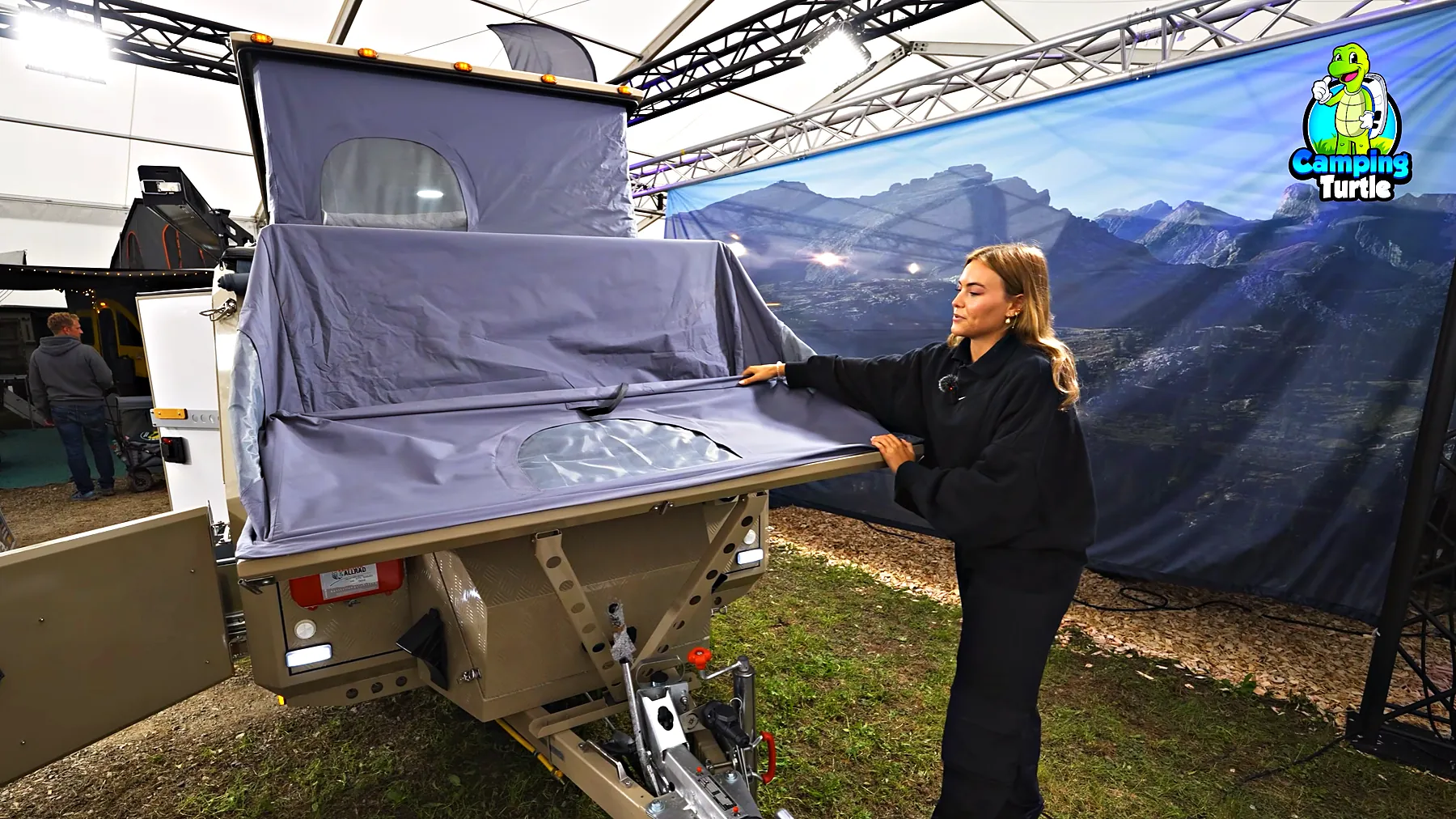 Jil klappt die Front des sandfarbenen Trailers über der Deichsel aus