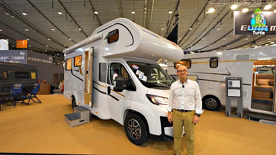 Frank Lessmann, Technischer Leiter bei Eura Mobil, vor dem Activa One AO 650 HS auf der CMT 2026