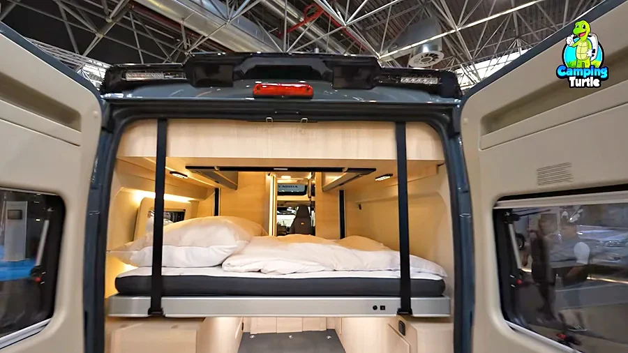 Blick durch die geöffneten Hecktüren des Eura Mobil Vancona auf das Hubbett und die Heckgarage darunter