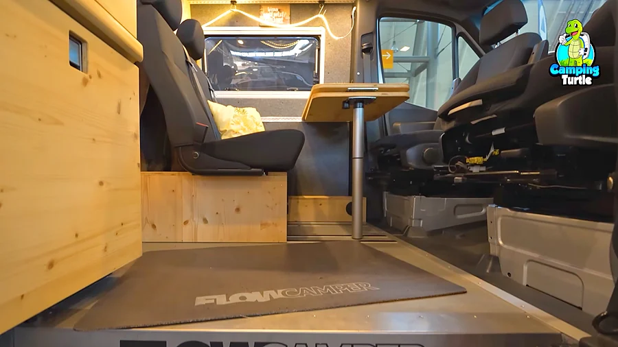 Boden aus Aluminiumschienen vor der Sitzgruppe im Flowcamper MAX mit Fußbodenheizung