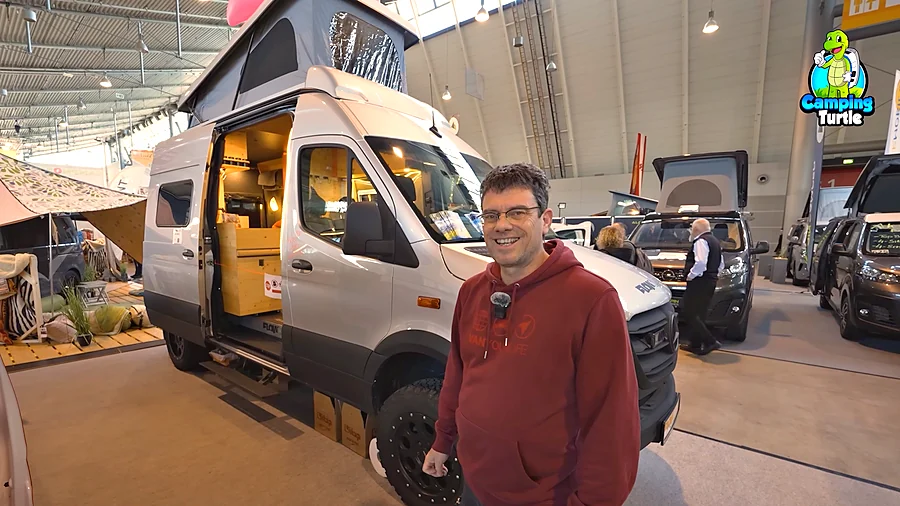 Martin Hemp, Inhaber von Flowcamper, vor dem Flowcamper MAX auf Mercedes Sprinter 4x4 mit Schlafdach