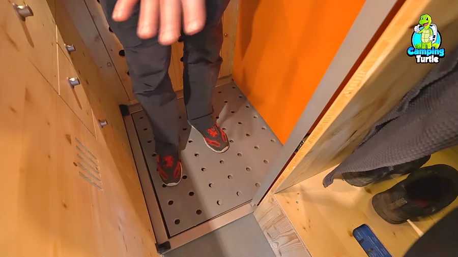 Duschwanne aus Aluminium mit gelochtem Rost im Flowcamper MAX
