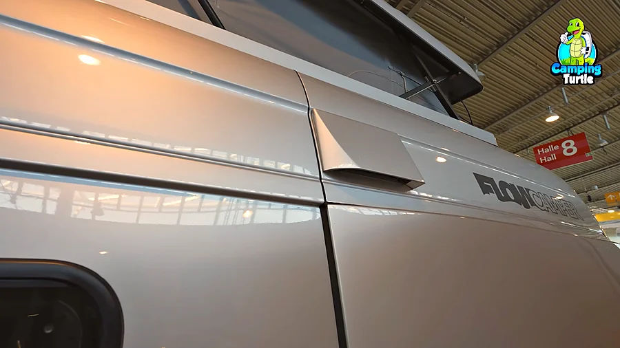 Eigene Verbreiterung und Hutze für die Entlüftung des Bades an der Seitenwand des Flowcamper MAX