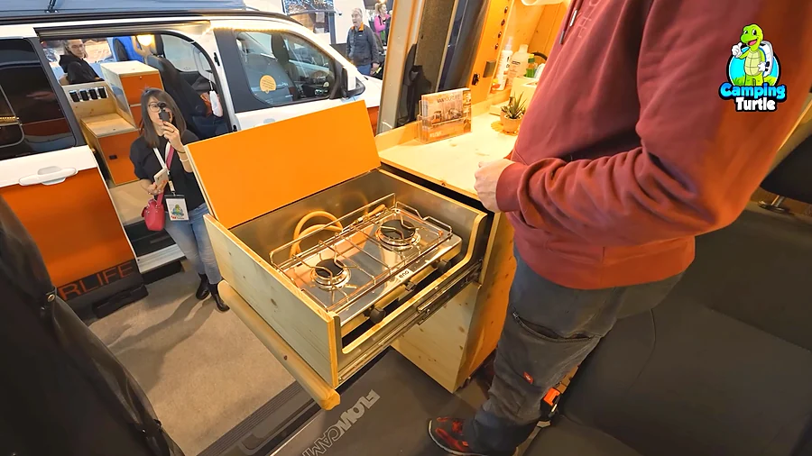 Zweiflammen-Gaskocher von ENO im ausgezogenen Küchenauszug des Flowcamper MAX