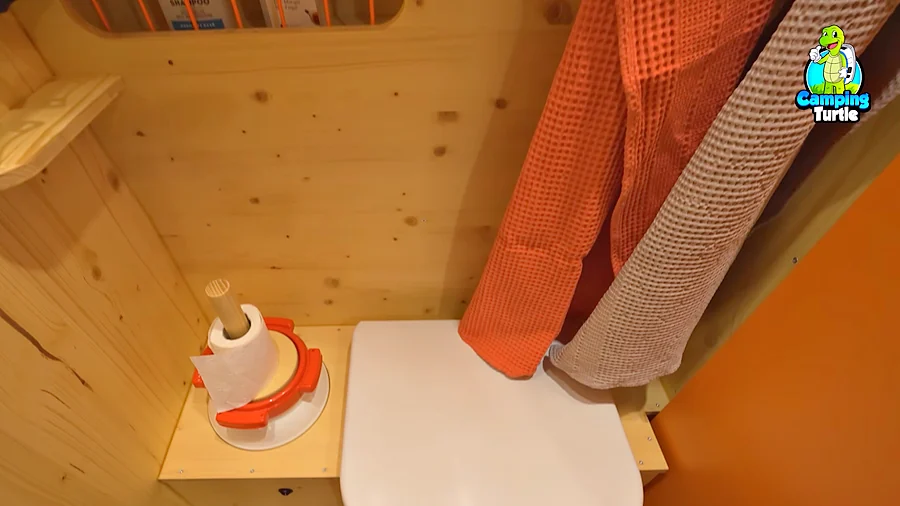 Trockentrenntoilette OGO mit Mülleimer und Toilettenpapierhalter im Flowcamper MAX