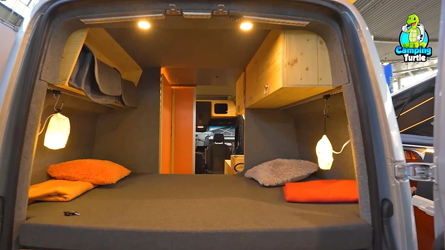 Querbett mit 1,30 x 1,96 Metern im Heck des Flowcamper MAX