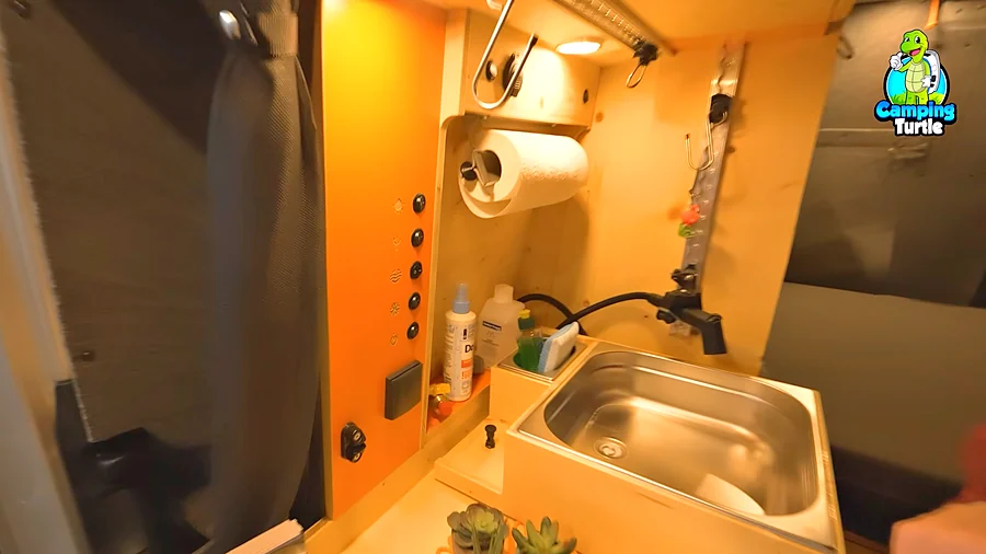 Schalterleiste neben der Spüle im Flowcamper MAX