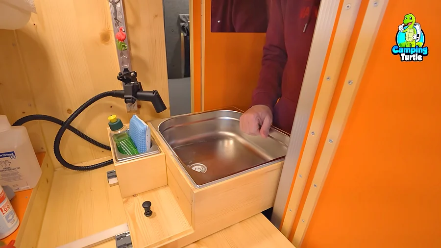 Das Waschbecken der Küche lässt sich in das Bad des Flowcamper MAX hineinziehen