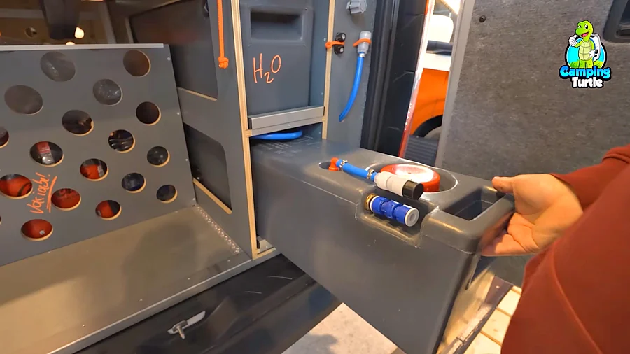 Herausnehmbarer Wassertank mit 50 Litern und Rollen im Heck des Flowcamper MAX