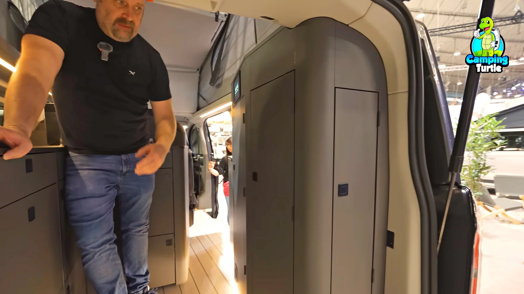 Tiemo Etzold in der Active-Version mit anthrazitfarbenen Möbeln, rechts der große Schrank.