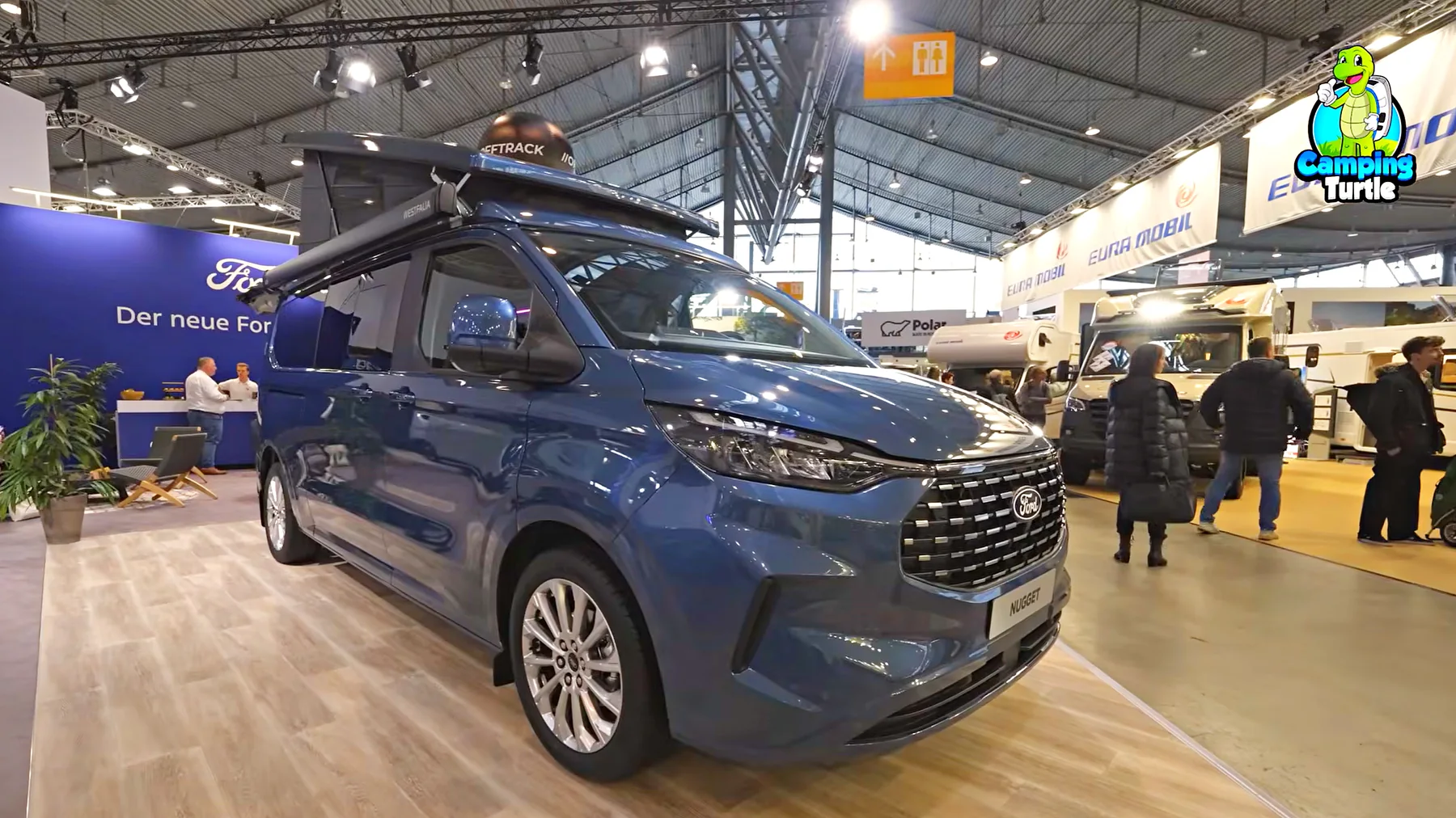 Der blaue Ford Nugget L2 mit Aufstelldach und Markise auf dem Ford-Stand der CMT 2025.