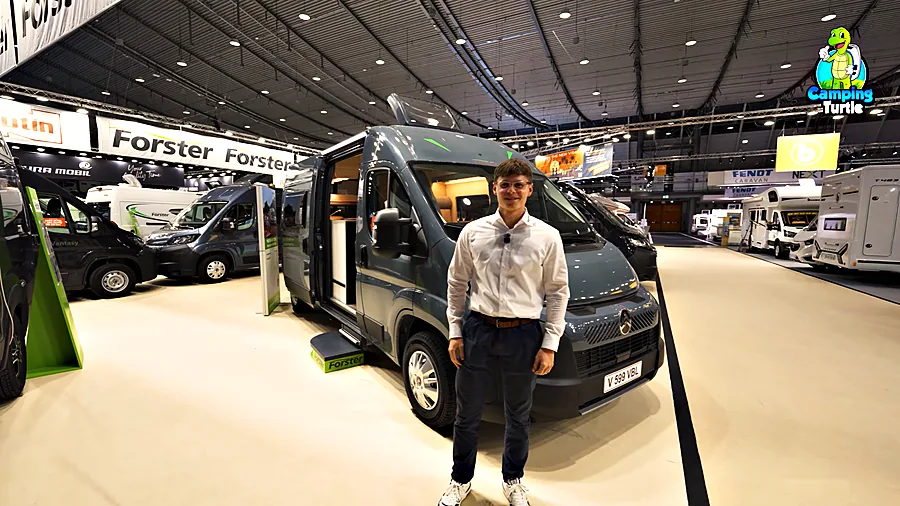 Kilian Schwartzkopff steht vor dem grauen Forster Livin’ Up Pro FV 599 VBL am Messestand von Forster