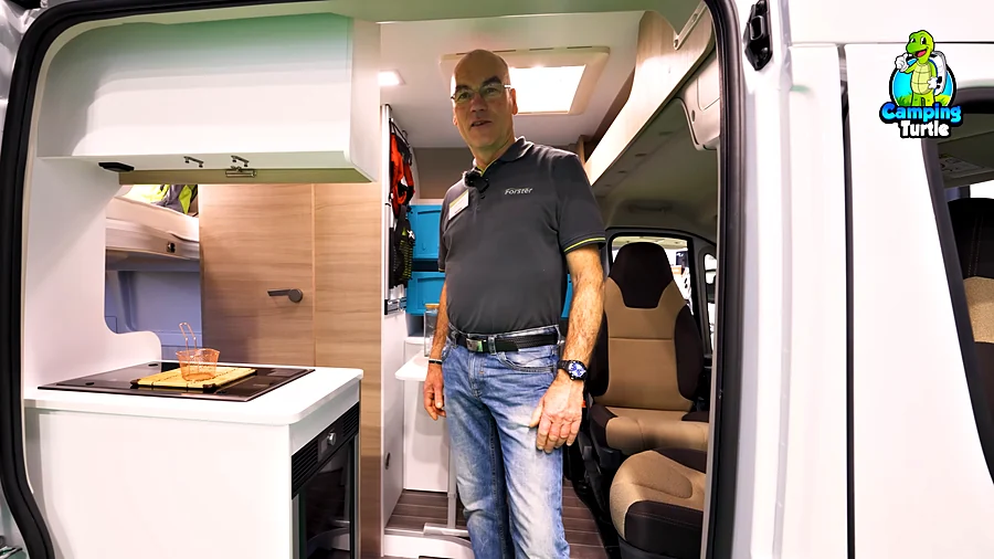 Detlef Bussenius steht in der Schiebetür, links der Küchenblock mit Kühlschrank