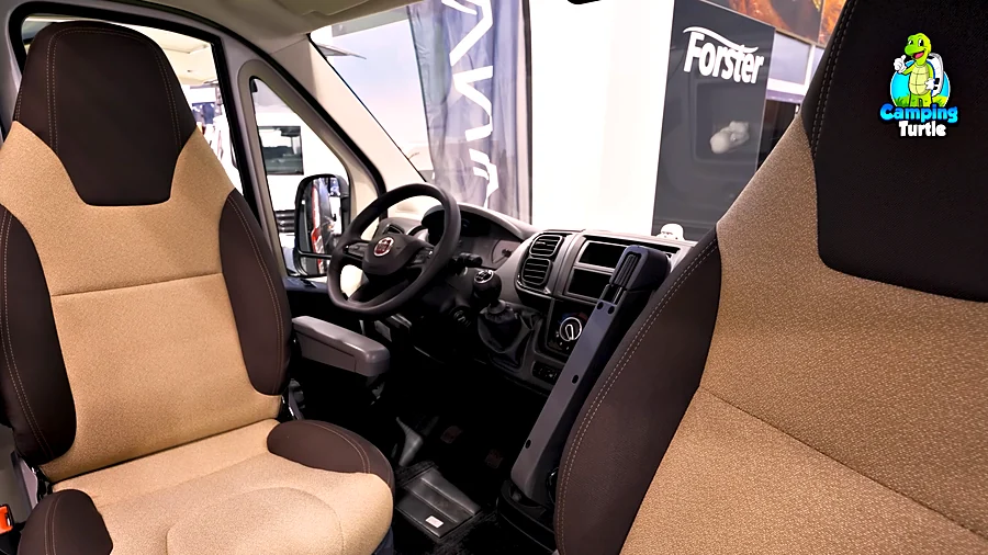 Fahrer- und Beifahrersitz mit beige-braunem Bezug, dahinter das Cockpit des Fiat Ducato